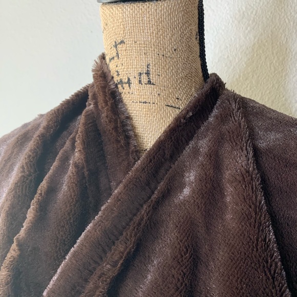 NWOT Concierge Collection Shawl Wrap - Picture 3 of 12